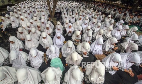 Surat Yasin dan Keutamaan Bagi yang Membacanya. Foto: Sejumlah pelajar membaca Surat Yasin di SMAN-1 Lhokseumawe, Aceh, Jumat (13/9/2019). 