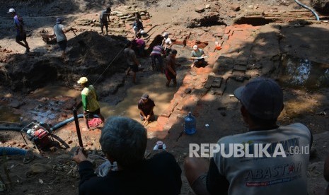 Tim Balai Pelestarian Cagar Budaya (BPCB) Jawa Timur di Trowulan, melakukan ekskavasi tahap satu di situs petirtaan Dusun Sumberbeji, Desa Kesamben, Kecamatan Ngoro, Jombang, Jawa Timur, Jumat (13/9/2019).