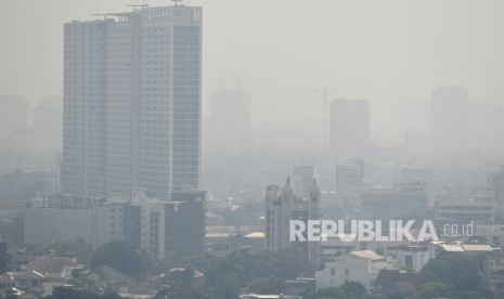 Kabut polusi udara menyelimuti kawasan Jakarta. Polusi udara memiliki dampak buruh bagi kesehatan, salah satunya menimbulkan masalah di paru-paru.