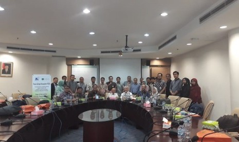 Magister Managemen dari Pascasarjana Universitas Yarsi, Dr. Any Setianingrum dan rekan-rekannya, Dr. Suhirman Madjid dan Dr. Perdana Wahyu Sentosa dalam Focus Group Discussion penelitiannya, Sistematisasi Implementasi Indek Sektor Riil Bank Syariah, dengan Analytic Network Process di Universitas Yarsi, Jakarta, Jumat (13/9)