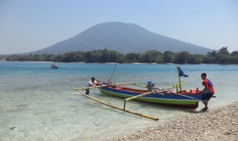 Nelayan terdampak tsunami Selat Sunda di Pulau Sebesi dan Desa Kunjir, Rajabasa, Kabupaten Lampung Selatan, menerima bantuan sebanyak 88 perahu dan mesin dari Kiara,  Kamis (12/9).