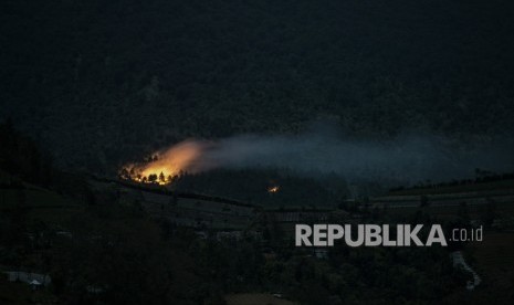 Kobaran api membakar hutan pinus di lereng bagian timur Gunung Slamet pada petak 58a, terlihat dari Desa Serang, Karang Reja, Purbalingga, Jawa Tengah, Kamis (12/9/2019).