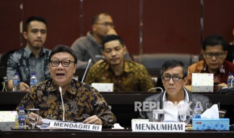 Menteri Dalam Negeri Tjahjo Kumolo (kiri depan) bersama Menteri Hukum dan HAM Yasonna H Laoly (kanan depan) memberikan tanggapan saat mengikuti rapat kerja bersama Badan Legislasi DPR di komplek parlemen, Senayan, Jakarta, Kamis (12/9/2019).