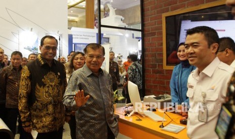 Wapres Jusuf Kalla (tengah) didampingi Menteri Perhubungan Budi Karya Sumadi (kiri) meninjau salah satu stan saat pembukaan pameran Indo Trans Expo 2019 di JCC, Jakarta, Jumat (13/9/2019). 