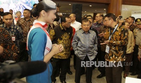 Wapres Jusuf Kalla (tengah) didampingi Menteri Perhubungan Budi Karya Sumadi (ketiga kanan) melninjau salah satu stan saat pembukaan pameran Indo Trans Expo 2019 di JCC, Jakarta, Jumat (13/9/2019).