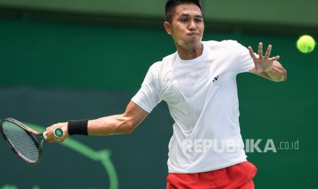 Petenis Indonesia Rifqi Fitriadi berusaha memukul bola saat mengikuti sesi latihan jelang Piala Davis Grup II Zona Asia/Oseania di Lapangan Tenis Gelora Bung Karno, Senayan, Jakarta, Jumat (13/9/2019).