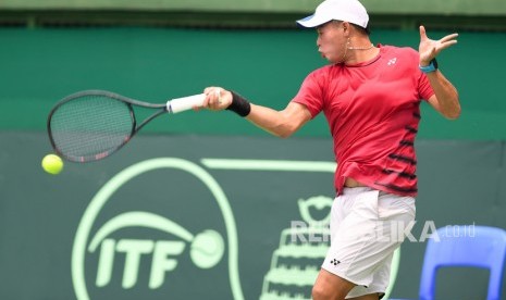 Petenis Indonesia David Agung Susanto berusaha memukul bola saat mengikuti sesi latihan jelang Piala Davis Grup II Zona Asia/Oseania di Lapangan Tenis Gelora Bung Karno, Senayan, Jakarta, Jumat (13/9/2019).