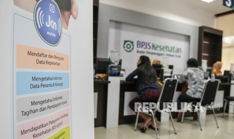 Warga melakukan pendaftaran BPJS Kesehatan di kantor Pelayanan BPJS Kesehatan Jakarta Selatan, Jumat (13/9/2019).