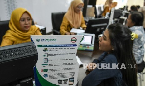 Petugas BPJS Kesehatan melayani warga di kantor Pelayanan BPJS Kesehatan Jakarta Selatan, Jumat (13/9/2019).