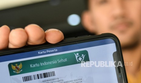 Petugas BPJS Kesehatan menunjukan kartu Jaminan Kesehatan Nasional (JKN) online miliknya di kantor Pelayanan BPJS Kesehatan Jakarta Selatan, Jumat (13/9/2019).