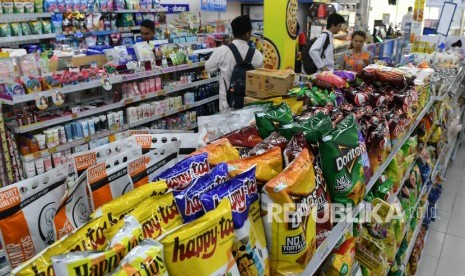 Warga berbelanja di toko retail di Jakarta (ilustrasi). Pembatasan sosial dan kekhawatiran konsumen atas penyebaran Covid-19 telah menekan usaha ritel dan jasa makanan dan minuman. 