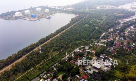 Foto udara hamparan zona Kawasan Ekonomi Khusus (KEK) Arun di kawasan perbatasan Lhokseumawe dan Aceh Utara, Aceh, Jumat (13/9/2019).