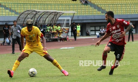 Pemain Bali United Brwa Hekmat Nouri (kanan) berusaha membayangi pemain Bhayangkara FC Bruno De Oliveira Matos (kiri) pada pertandingan Liga 1, di Stadion Patriot Candrabhaga, Bekasi, Jawa Barat, Jumat (13/9/2019).