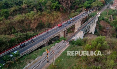 Perjalanan sejumlah KA dihentikan sementara untuk memeriksa dampak gempa Cianjur. Ilustrasi.