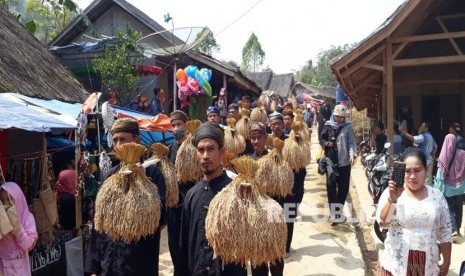 Upacara adat seren taun di Kasepuhan Adat Cipta Mulya Desa Sirnaresmi, Kecamatan Cisolok, Kabupaten Sukabumi, Ahad (15/9).