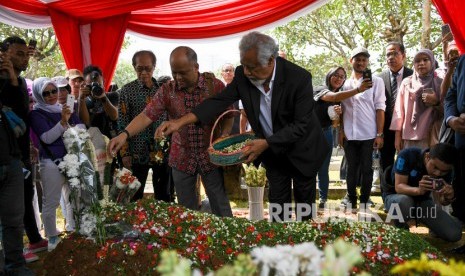 Presiden Pertama Timor Leste, Kay Rala Xanana Gusmao atau Xanana Gusmao (kanan) bersama putra Presiden ke-3 Republik Indonesia Bacharuddin Jusuf Habibie, Ilham Akbar Habibie (kiri depan) menaburkan bunga saat berziarah ke makam Presiden ke-3 Republik Indonesia Bacharuddin Jusuf Habibie di Taman Makam Pahlawan (TMP) Kalibata, Jakarta, Minggu (15/9/2019). 