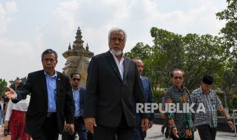 Presiden Pertama Timor Leste, Kay Rala Xanana Gusmao atau Xanana Gusmao (kanan) bersama putra Presiden ke-3 Republik Indonesia Bacharuddin Jusuf Habibie, Ilham Akbar Habibie (kiri depan) menaburkan bunga saat berziarah ke makam Presiden ke-3 Republik Indonesia Bacharuddin Jusuf Habibie di Taman Makam Pahlawan (TMP) Kalibata, Jakarta, Ahad (15/9/2019). 