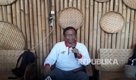  Guru Besar Universitas Islam Indonesia (UII), Mahfud MD, saat  menemui awak media di Yogyakarta, Ahad (15/9). 