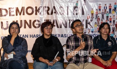 Direktur LBH Jakarta Arif Maulana (kedua kanan)