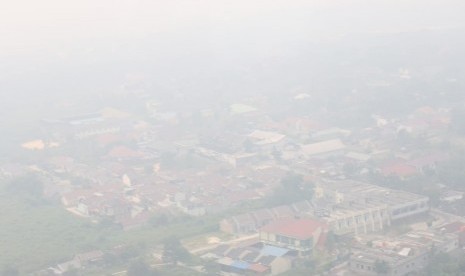 Pantauan dari udara kabut asap di Provinsi Riau hingga Ahad (15/9) hari ini.