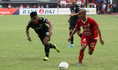 Pemain PSIS Semarang Fredyan Wahyu Sugiyantoro (kiri) berusaha membayangi pemain Persija Jakarta Riko Simanjuntak (kanan) pada pertandingan Liga 1 di Stadion Patriot Candrabhaga, Bekasi, Jawa Barat, Minggu (15/9/2019).