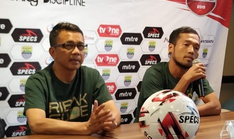 Pelatih PSMS Medan Jafri Sastra (kiri) dan pemain PSMS Medan Syaiful Ramadhan di Graha Persib, Jalan Sulanjana, Kota Bandung, Senin (16/9). 