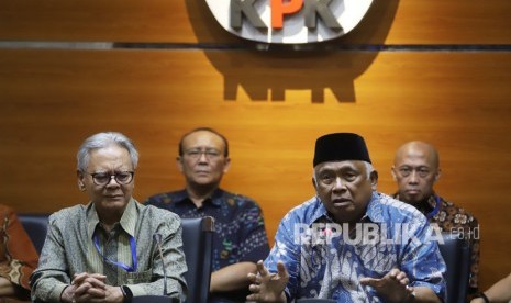 Mantan pimpinan KPK, Taufiqurrahman Ruki (kedua kanan) dan Erry Riyana Hardjapamekas (kiri) memberikan keterangan terkait polemik revisi UU KPK di Gedung KPK, Jakarta, Senin (16/9/2019).