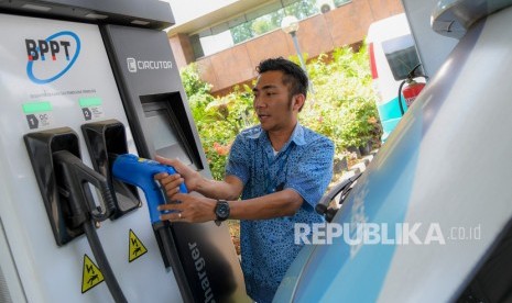 Pengendara melakukan pengisian daya listrik di Stasiun Pengisian Listrik Umum (SPLU) Badan Pengkajian dan Penerapan Teknologi (BPPT) Thamrin, Jakarta.