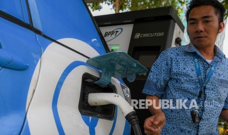 Pengendara melakukan pengisian daya listrik di Stasiun Pengisian Listrik Umum (SPLU) Badan Pengkajian dan Penerapan Teknologi (BPPT) Thamrin, Jakarta, Senin (16/9/2019).