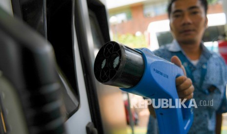 Pengendara melakukan pengisian daya listrik di Stasiun Pengisian Listrik Umum (SPLU) Badan Pengkajian dan Penerapan Teknologi (BPPT) Thamrin, Jakarta, Senin (16/9/2019).