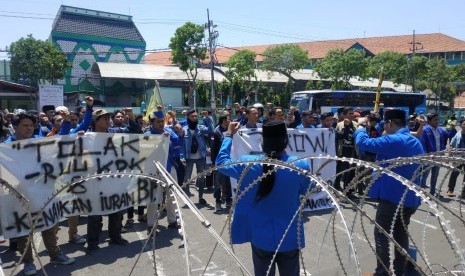 Puluhan anggota Pergerakan Mahasiswa Islam Indonesia (PMII) komisariat UIN Sunan Ampel Surabaya menggelar aksi unjuk rasa di halaman gedung DPRD Jatim, Surabaya, Senin (16/9). 