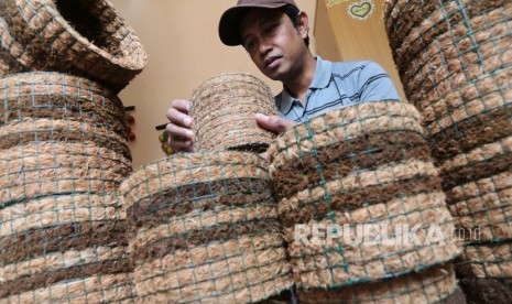 Perajin menyelesaikan pembuatan pot tanaman anggrek berbahan baku sabut kelapa di Desa Jeruk, Kediri, Jawa Timur, Senin (16/9/2019). 