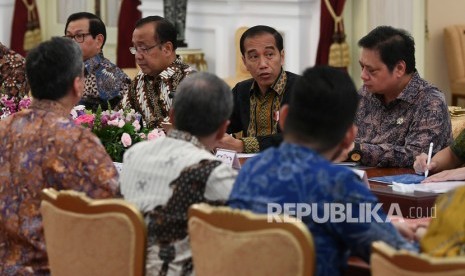 Presiden Joko Widodo (kedua kanan) didampingi Menteri Perindustrian Airlangga Hartarto (kanan), Mensesneg Pratikno (kedua kanan) dan Seskab Pramono Anung (kiri) menerima Pengurus Asosiasi Pertekstilan Indonesia (API) dan Asosiasi Produsen Serat Sintetis dan Benang Filamen Indonesia (APSyFI) di Istana Merdeka Jakarta, Senin (16/9/2019). 