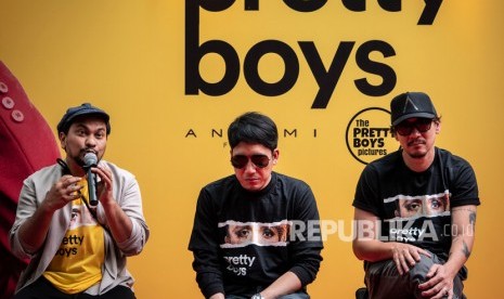 Sutradara film Pretty Boys Tompi (kiri) bersama pemeran Deddy Mahendra Desta (tengah) dan Vincent Ryan Rompies, menjawab pertanyaan awak media seusai peluncurannya, di Epicentrum, Jakarta, Senin (16/9/2019). 