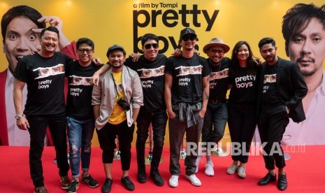 Sutradara, pemeran dan kru film Pretty Boys berfoto bersama seusai peluncuran, di Epicentrum, Jakarta, Senin (16/9/2019). 