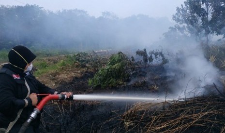 Tim Masyarakat Relawan Indonesia Aksi Cepat Tanggap (MRI-ACT) berusaha  membantu memadamkan api kebakaran hutan dan lahan di Jalan Parit Arang,  Desa Sungai Malaya, Kecamatan Ambawang, Kabupaten Kubu Raya