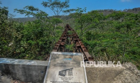 Jembatan rel kereta api Cikacepit jurusan Banjar-Cijulang yang sudah tidak aktif sejak akhir 1980 di Desa Pamotan, Kabupaten Pangandaran, Jawa Barat, Senin (16/9/2019).