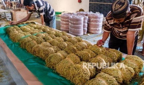 Pekerja menandai kualitas tembakau rajangan di gudang penyimpanan tembakau milik sebuah industri rokok di Karangawen, Demak, Jawa Tengah, Senin (16/9/2019).