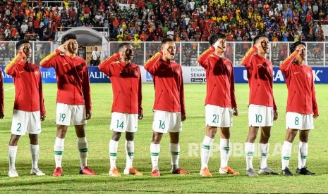 Pemain Timnas Indonesia U-16 menyanyikan lagu Indonesia Raya sebelum pertandingan melawan Timnas Filipina pada laga kualifikasi Piala AFC U-16 2020 di Stadion Madya, Jakarta, Senin (16/9/2019). 