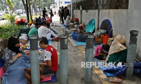 Sejumlah pencari suaka menempati trotoar di dekat kantor Komisioner Tinggi PBB untuk Pengungsi (UNHCR), Jalan Kebon Sirih, Jakarta Pusat, Selasa (17/9/2019). 