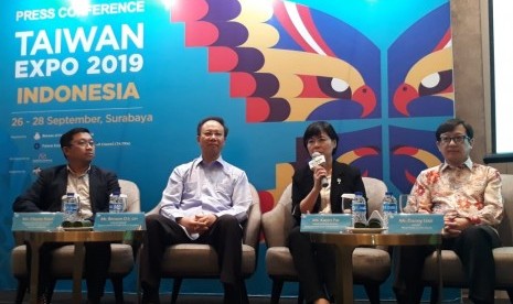 Deputi Executive Director of Taiwan Eksternal Trade Development Council, Karen Pai (kedua kanan) memberikan keterangan terkait gelaran Taiwan Expo 2019. Kegiatan ini akan digelar di Grand City Convex Surabaya pada 26-29 September 2019.