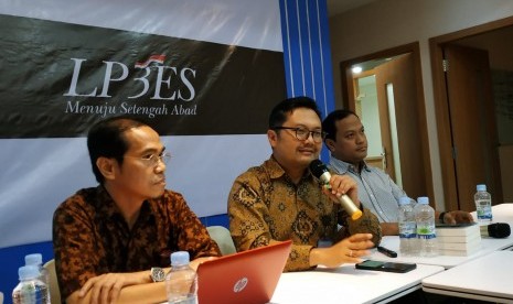 Pendiri dan Analis Drone Emprit, Ismail Fahmi (tengah).