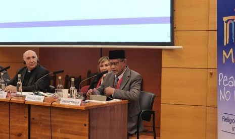 Ketua Umum PP Muhammadiyah, Haedar Nashir, saat menjadi pembicara  dalam International Meeting 'Peace With No Borders: Religions and Cultures  in Dialogue di Madrid