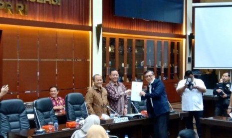 Menteri Hukum dan Hak Asasi Manusia (Menkumham) Yasonna H Laoly menghadiri rapat kerja dengan Baleg, di Gedung Nusantara I, Kompleks Parlemen, Jakarta, Rabu (18/9).