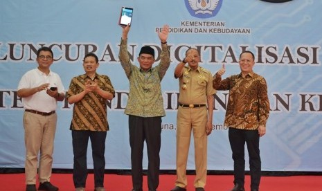 Menteri Pendidikan dan Kebudayaan (Mendikbud), Muhadjir Effendy saat meluncurkan program digitalisasi sekolah di Kabupaten Natuna, Kepulauan Riau, Rabu (18/9).