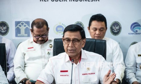 Menko Polhukam Wiranto (tengah) memberikan keterangan pers terkait revisi UU KPK di Jakarta, Rabu (18/9/2019).