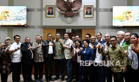 Menteri Hukum dan HAM Yasonna Laoly (kelima kiri) bersama pakar hukum tim perumus Rancangan Kitab Undang-Undang Hukum Pidana (KUHP) dan anggota Komisi III DPR foto bersama usai rapat kerja di Kompleks Parlemen Senayan, Jakarta, Rabu (18/9/2019).