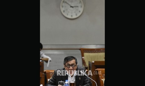 Menteri Hukum dan HAM Yasonna Laoly mengikuti rapat kerja bersama Komisi III DPR tentang Rancangan Kitab Undang-Undang Hukum Pidana (RKUHP) di Kompleks Parlemen Senayan, Jakarta, Rabu (18/9/2019). 