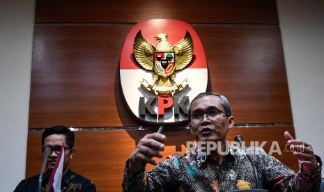 Wakil Ketua KPK Alexander Marwata (kanan) didampingi Juru Bicara Febri Diansyah menyampaikan konferensi pers di kantor KPK, Jakarta, Rabu (18/9/2019).