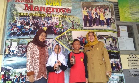 Siswa SDN Paoman IV Indramayu menunjukkan tanaman mangrove yang akan mereka tanam, beberapa hari yang lalu.